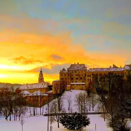 The Castle View-bus Station, Parking, Center *